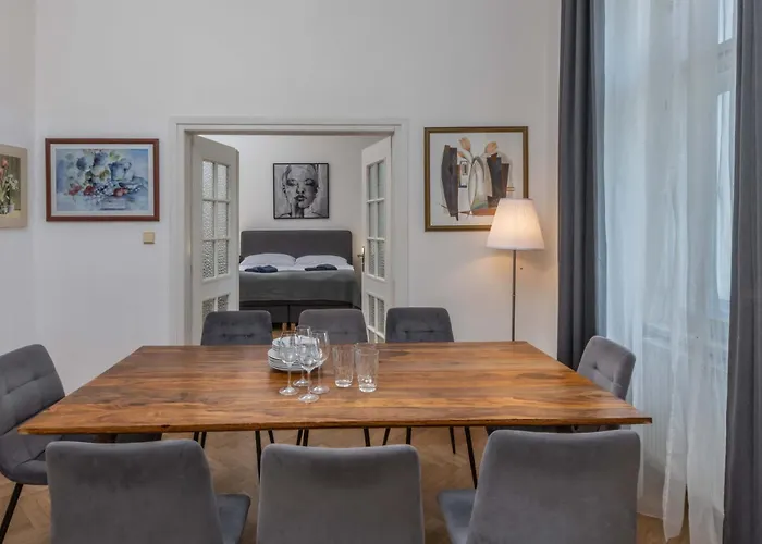 Centrally Located 3bd Near National Museum Апартаменты Прага